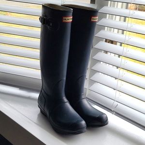 Tall Navy blue Hunter rain boots size 8